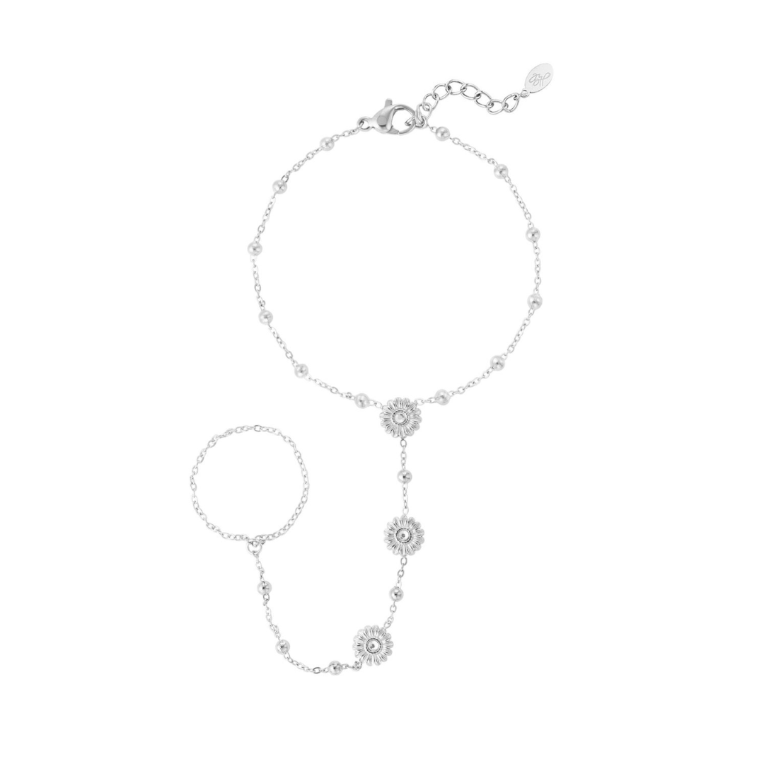 Zilveren handchain armband met ring en bloemen details met subtiele strass accenten