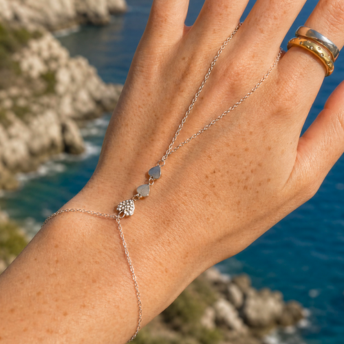 Zilveren handchain armband met ring 3 hartjes