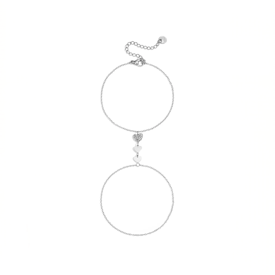 Zilveren handchain armband met hartjes en steentjes verbonden met ring en fijne schakels