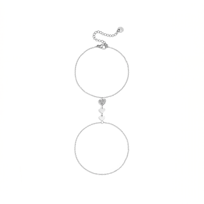 Zilveren handchain armband met hartjes en steentjes verbonden met ring en fijne schakels