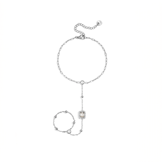Zilveren handchain armband met ring en rechthoekige steen verbonden met fijne schakels