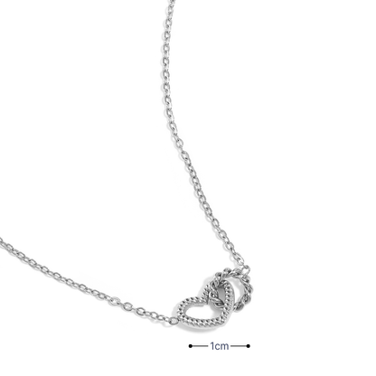 Fijne zilverkleurige ketting met een hartje en ringetje hanger op witte achtergrond met afmeting