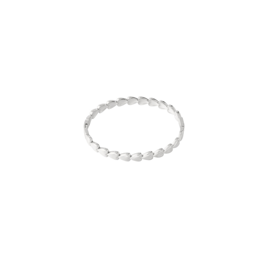 Zilveren bangle armband met hartvormige schakels en glanzende afwerking op witte achtergrond.