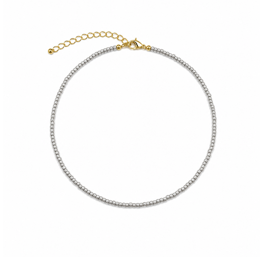 zilveren kleine kralenketting Saar met fijne kraaltjes en goudkleurige sluiting op witte achtergrond
