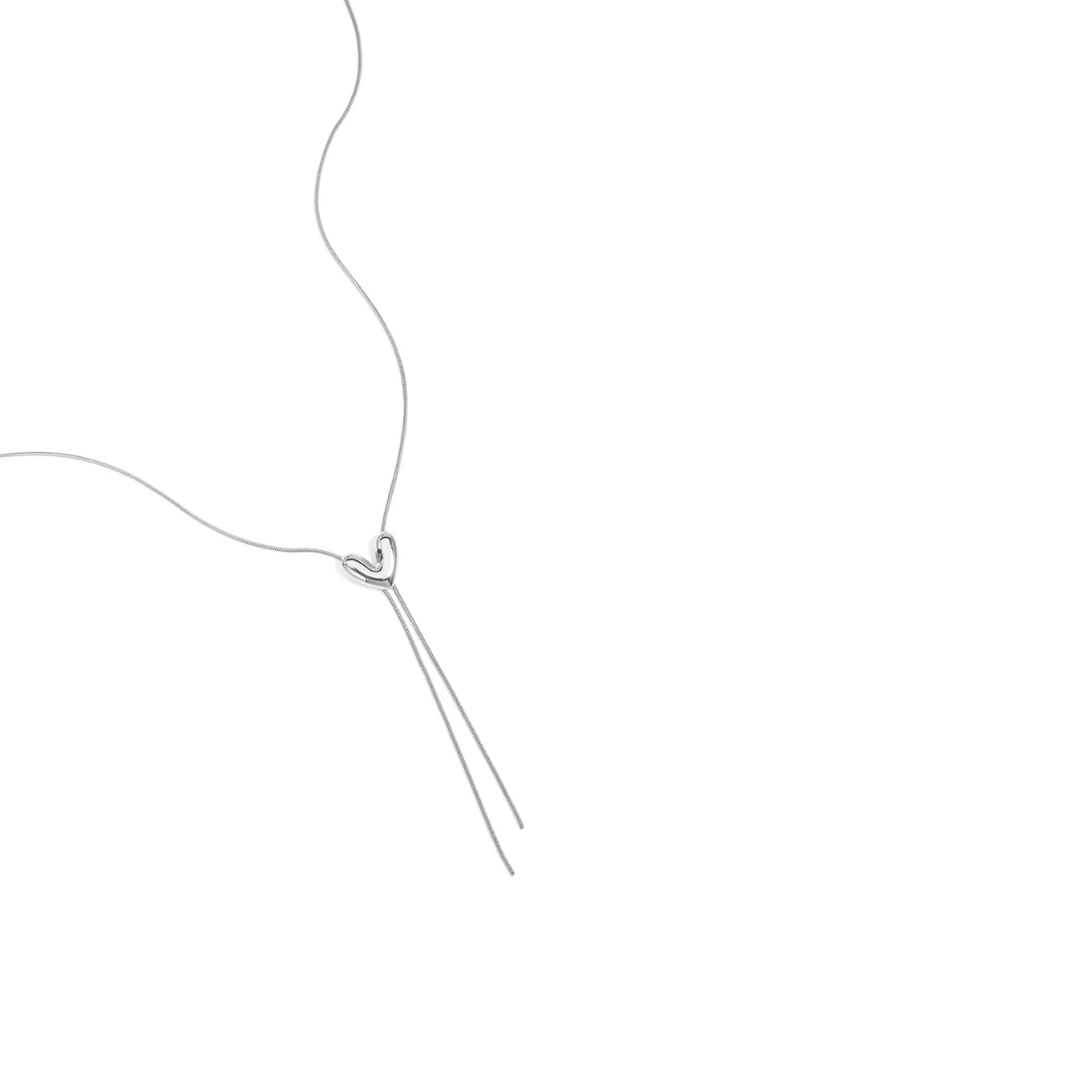 Lange zilveren slangenketting met open hartje en elegante Y-vorm op witte achtergrond