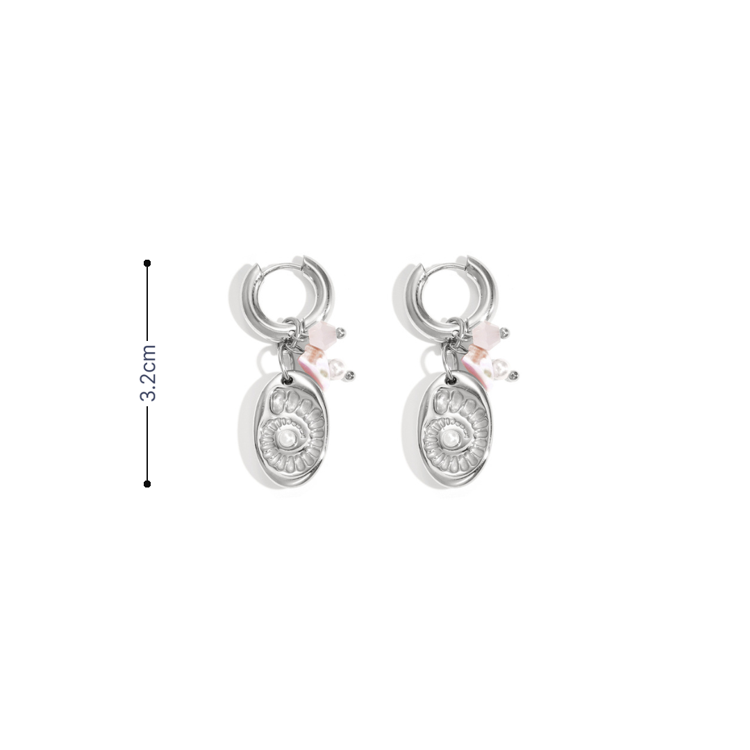 Zilveren oorring met roze kraaltjes en schelp fossiel detail
