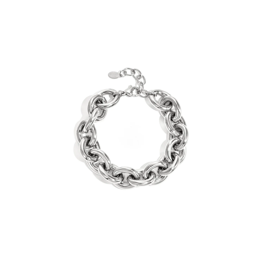 zilveren schakelarmband met grote ronde schakels en verstelbare sluiting op witte achtergrond