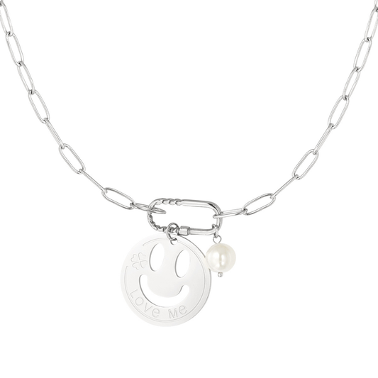 Zilveren schakelketting met smiley bedel met tekst Love Me en witte parel hanger, moderne statement ketting voor dames.