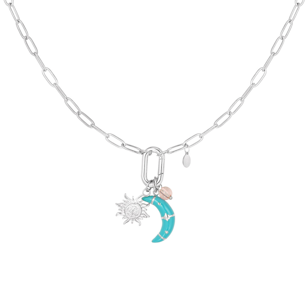 Zilveren schakelketting met turquoise maan bedel, zon bedel en kleine roze kraal, moderne bedelketting voor dames.