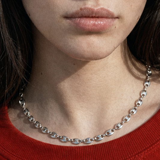 Zilveren varkensneus schakelketting close-up om de nek | Casa Jadel