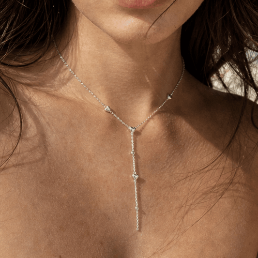Model draagt zilveren Y-ketting met kleine steentjes van Casa Jadel