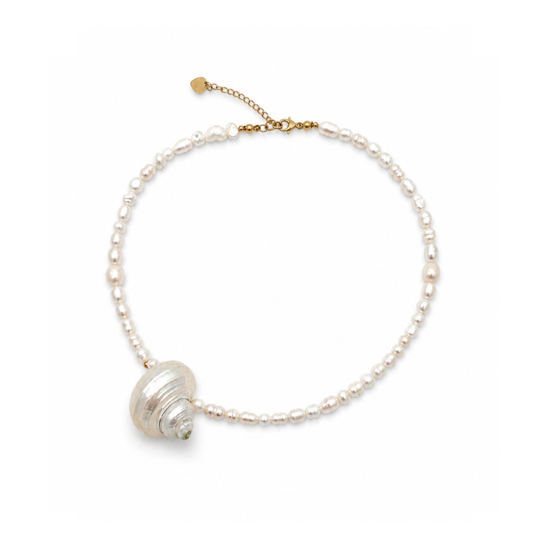 Zoetwater parel ketting met grote witte statement schelp en goudkleurige sluiting van Casa Jadel.