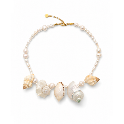 Zoetwater parel ketting met vijf verschillende statement schelpen en goudkleurige sluiting van Casa Jadel.