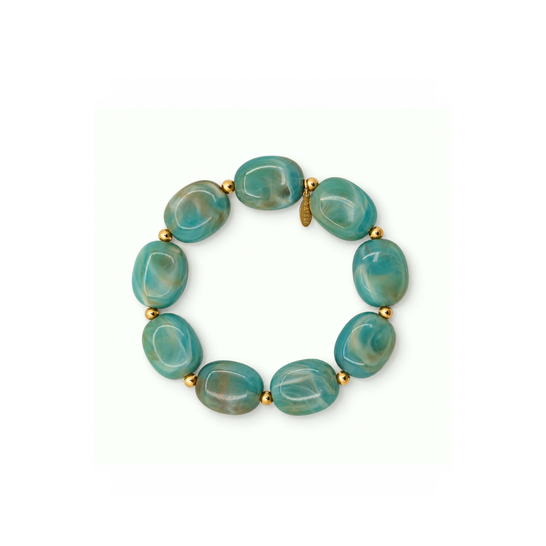 Zeegroene kralenarmband met grote ovale marble kralen en goudkleurige details op een witte achtergrond.
