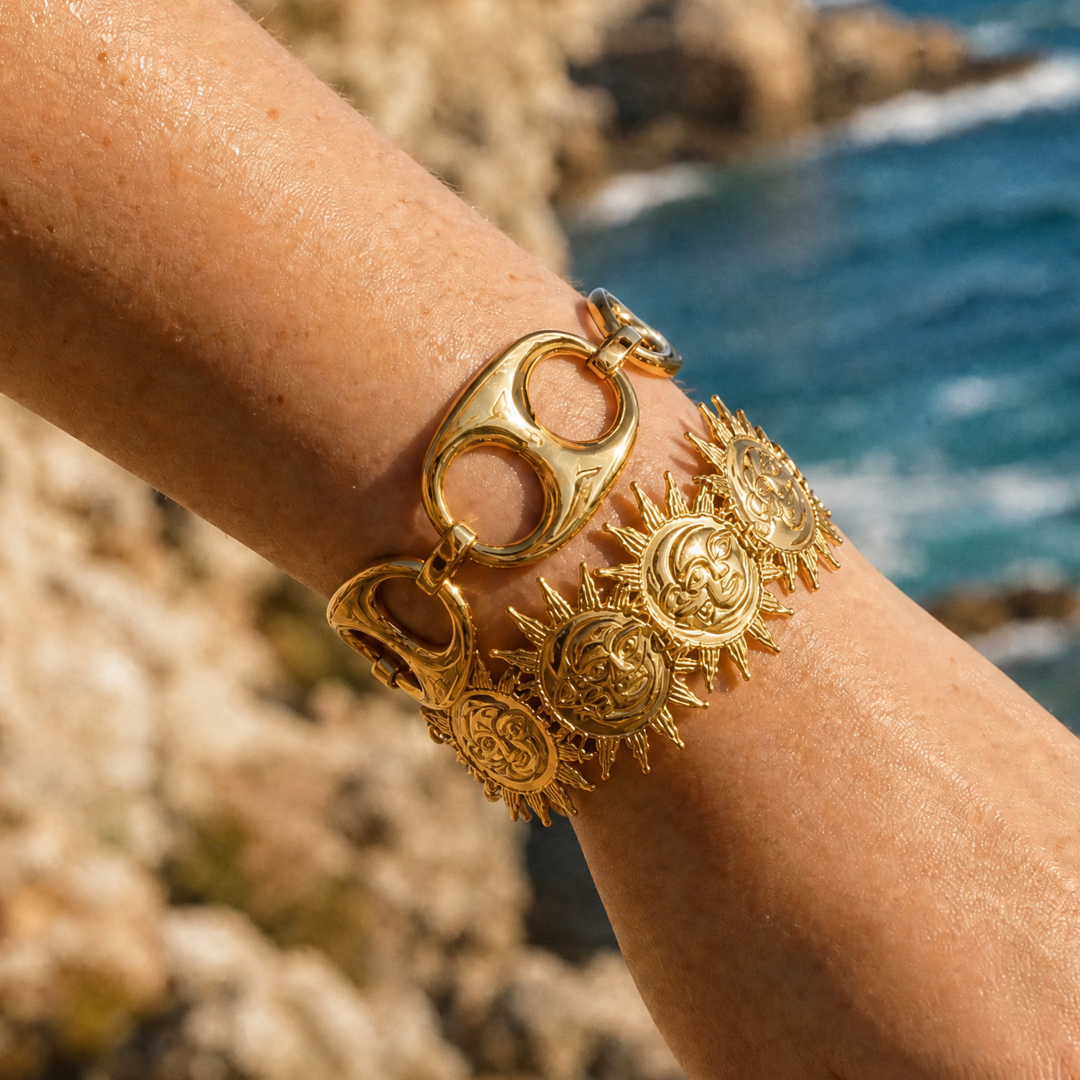 Zon en Maan cuff bracelet Bangle armband in goud gedragen. Ibiza Style