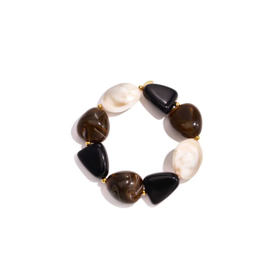 Zwart-bruin-witte marble kralenarmband met organisch gevormde kralen en goudkleurige details