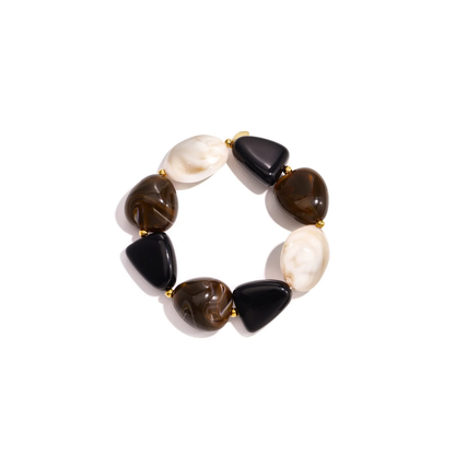 Zwart-bruin-witte marble kralenarmband met organisch gevormde kralen en goudkleurige details