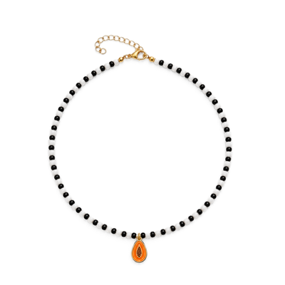 Zwart-witte kralenketting met papaya bedel