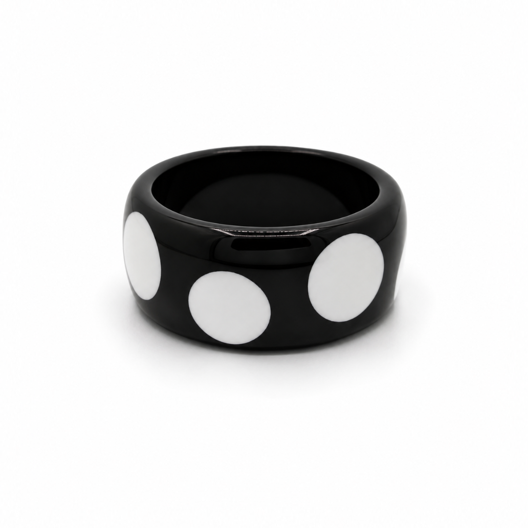 Zwarte resin bangle armband met grote witte stippen van Casa Jadel.