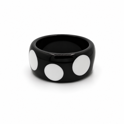 Zwarte resin bangle armband met grote witte stippen van Casa Jadel.