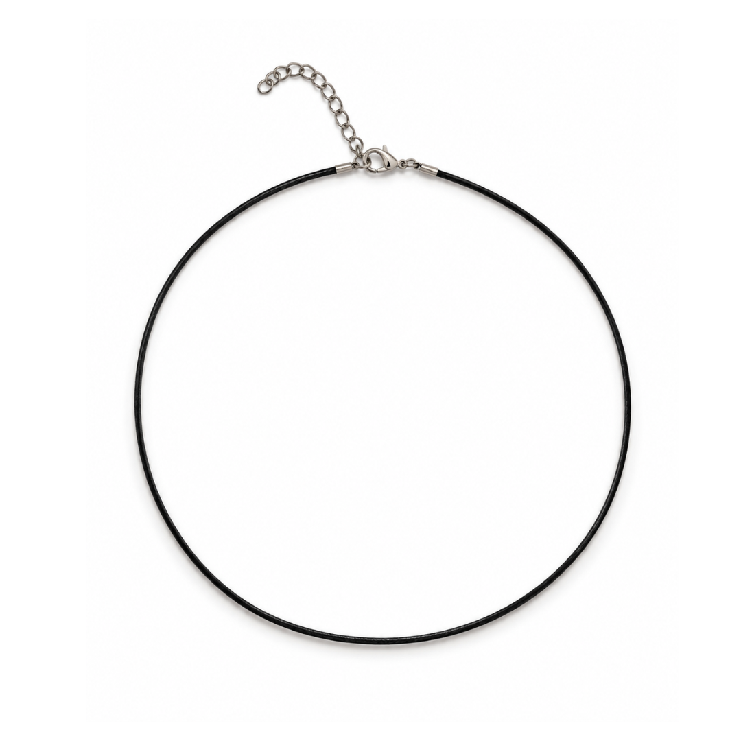 Zwarte basic koordketting met zilverkleurige karabijnsluiting en verlengkettinkje op een witte achtergrond.