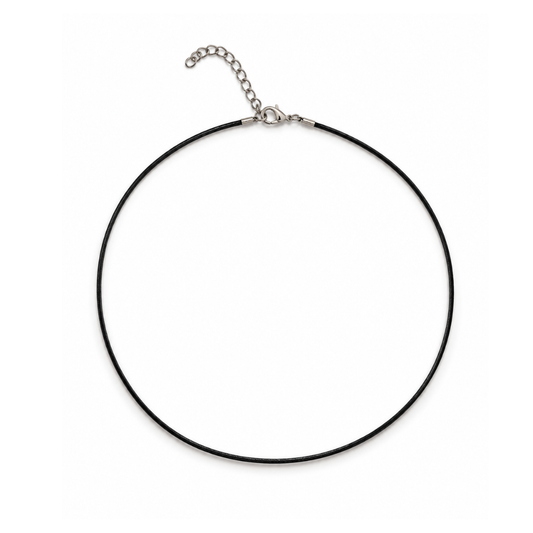 Zwarte basic koordketting met zilverkleurige karabijnsluiting en verlengkettinkje op een witte achtergrond.