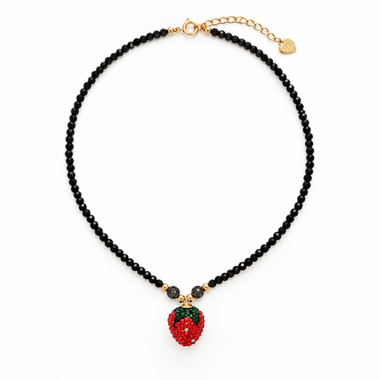 Zwarte facet kralenketting met rode aardbei hanger van fonkelende strass steentjes, groene details en goudkleurige sluiting