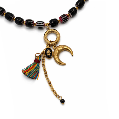 Zwarte kralenketting dames met gouden maan bedel en kleurrijk kwastje Ibiza stijl inzoom