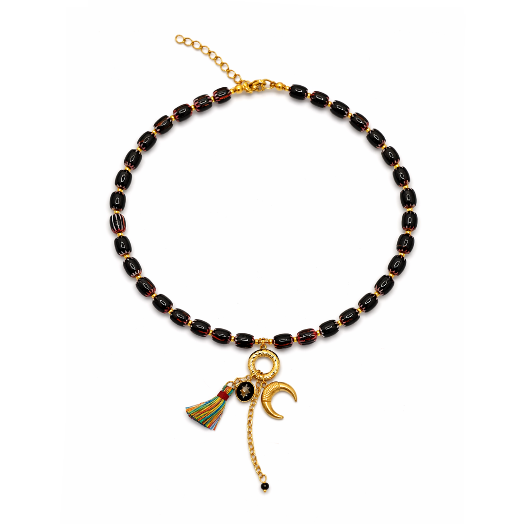 Zwarte glazen kralenketting dames met gouden maan bedel en kleurrijk kwastje Ibiza stijl