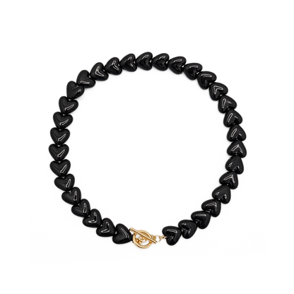 Zwarte hartjes kralenketting met gouden frontsluiting Ibiza style dames ketting Casa Jadel