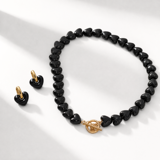 Zwarte hartjes ketting en oorbellen set met gouden details Casa Jadel