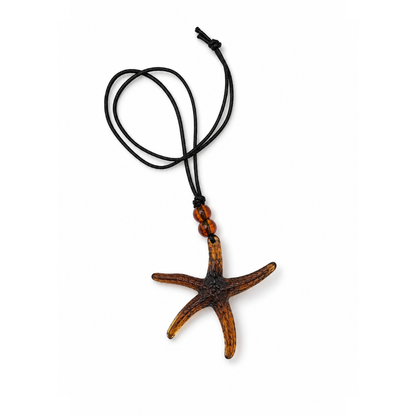 Zwarte koord ketting met grote amberkleurige oversized zeester hanger van Casa Jadel.