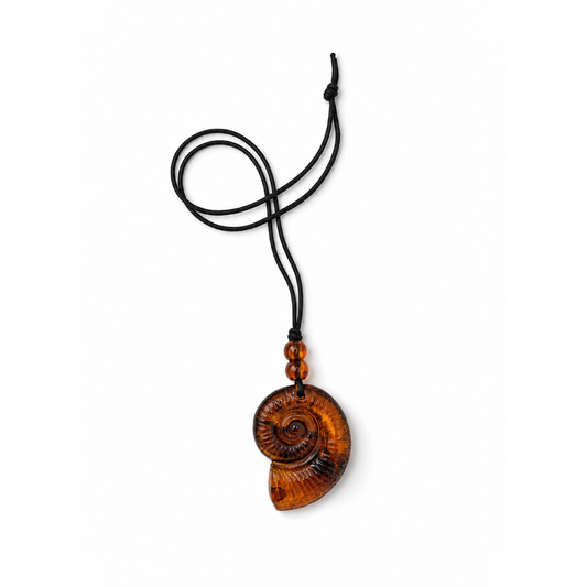 Zwarte koord ketting met grote amberkleurige statement schelp hanger van Casa Jadel.