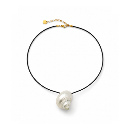 Zwarte koord ketting met grote statement schelp en goudkleurige sluiting van Casa Jadel.