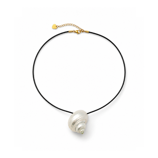 Zwarte koord ketting met grote statement schelp en goudkleurige sluiting van Casa Jadel.