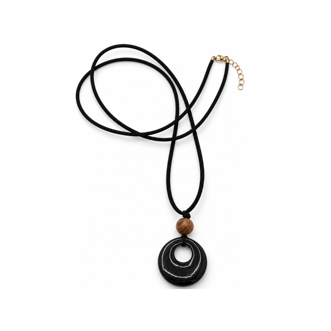Zwarte lange koordketting met een bruine houten kraal en glanzende zwarte ringhanger, los neergelegd op een witte achtergrond.