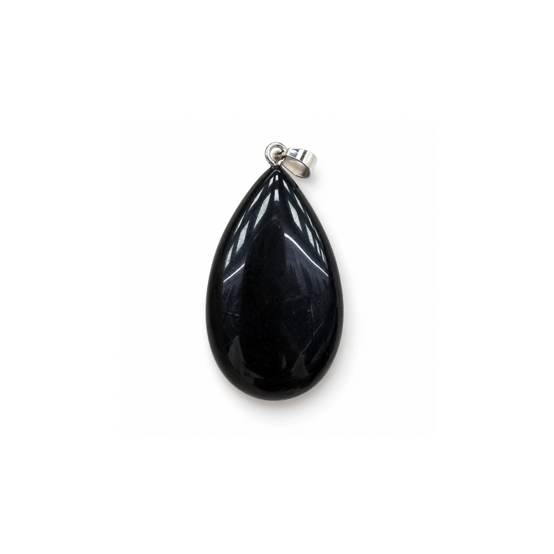 Zwarte obsidiaan natuursteen bedel in grote druppelvorm met een glad, glanzend oppervlak en zilverkleurig hangoog.