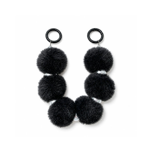 Zwarte pompom tashanger met parels in zwart en parelwit voor aan een tas